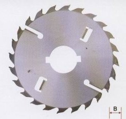 Ripping saw blade with rakes